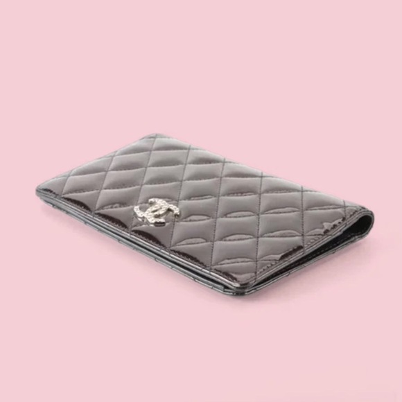 Chanel CC Yen Wallet in Quilted Patent Leather - Picture 3 of 12